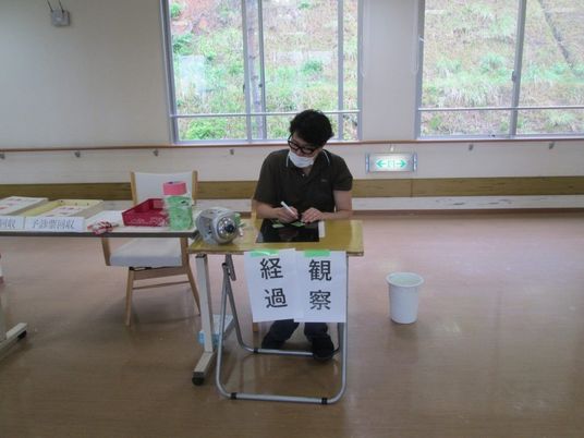 訓練室で記録する職員  