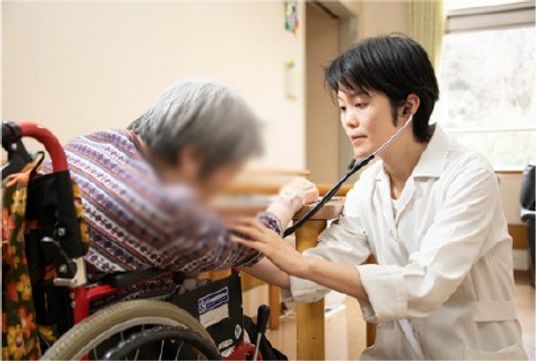 聴診する介護士と利用者