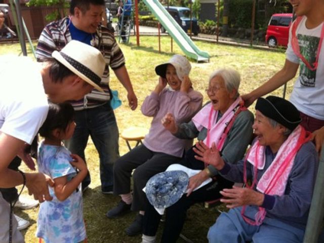 笑顔溢れる中庭 イベント 心温まるふれあいのひとときを提供する中庭では、笑顔で交流する人々の姿が見られます。ここでは様々な年齢の方々が共に時を過ごすことができます。