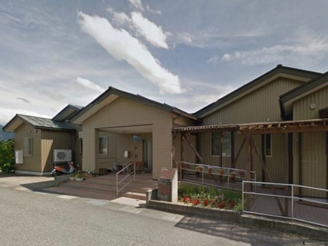 平屋建ての明るい施設外観 外観 ゆったりとした造りの建物は、快適な勤務環境を提供しています。職員と入居者の安全を考慮したバリアフリー設計が魅力です。