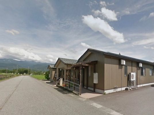 山と空の見える建物