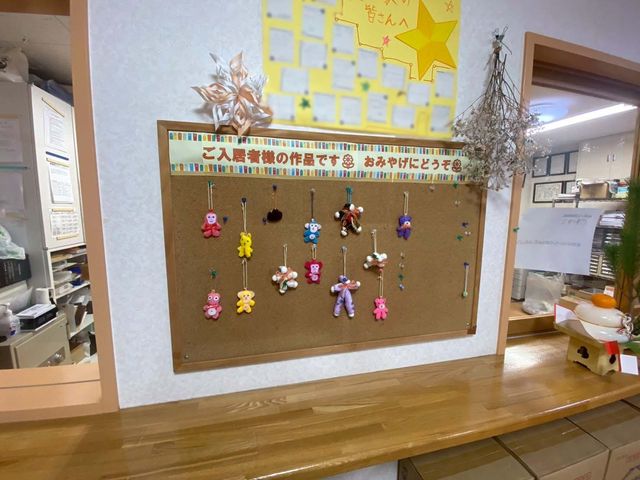 手作り飾りの掲示物 掲示物 季節の飾りが壁に展示されており、温かみのある手作りの作品が並んでいます。和やかな雰囲気を感じられる場所です。