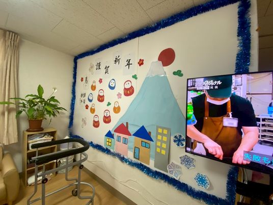季節の飾りがある壁面