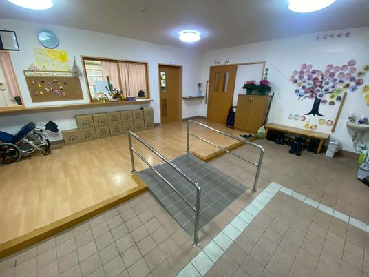 靴箱とスロープのエントランス