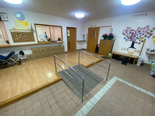 靴箱とスロープのエントランス