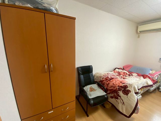 居室 居室 シンプルで落ち着いた居住空間です。エアコン完備で快適に過ごせます。