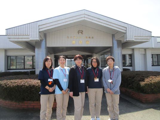 制服のスタッフが並ぶ外観  