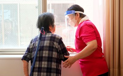 日差しの中でスタッフ支援