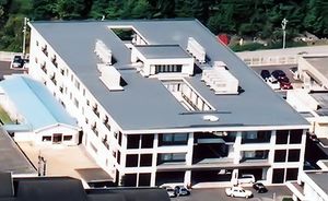 静かな環境の建物外観