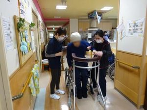 車椅子とスタッフの様子