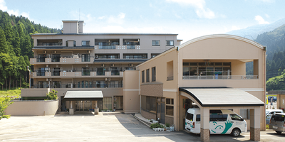 豊かな自然に囲まれた施設外観
