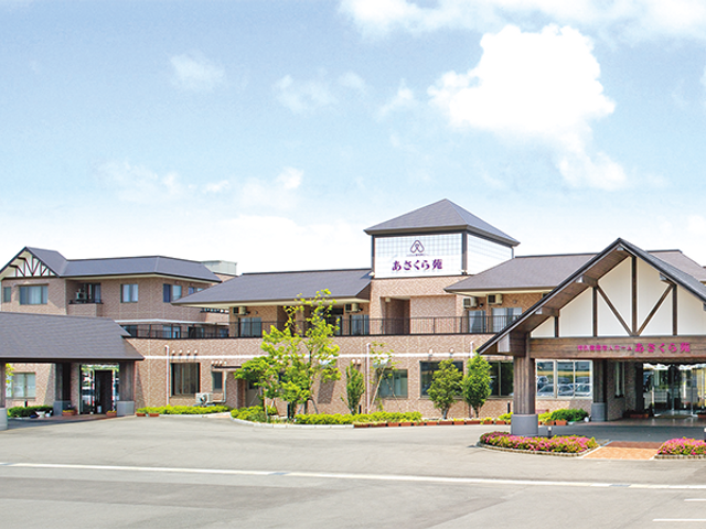 明るい外観の建物 外観 ゆとりある敷地に佇む、落ち着いた色合いの建物です。安心してお過ごしいただけるよう、環境が整っています。