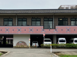 車両が停まっている外観