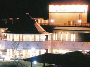 夜間の建物外観