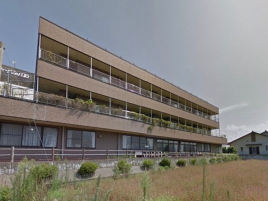 広々とした外観の建物