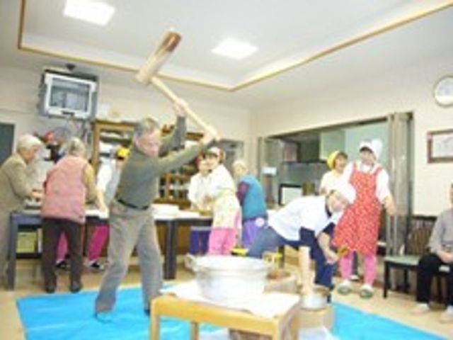 餅つきを楽しむ人たち レクリエーション 笑顔で交流する様子が伺える活動の場です。モチツキイベントを通じ、ご利用者同士のふれあいが深まっています。