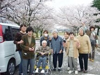 桜と笑顔の集合写真
