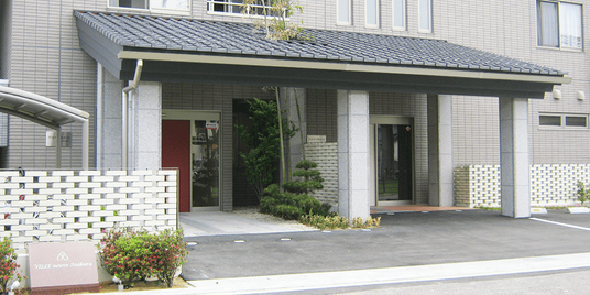 エントランス前の閑静な外観