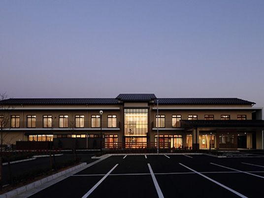 夕暮れの外観  