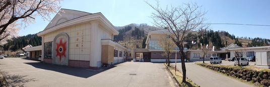 美しい自然に囲まれた建物外観