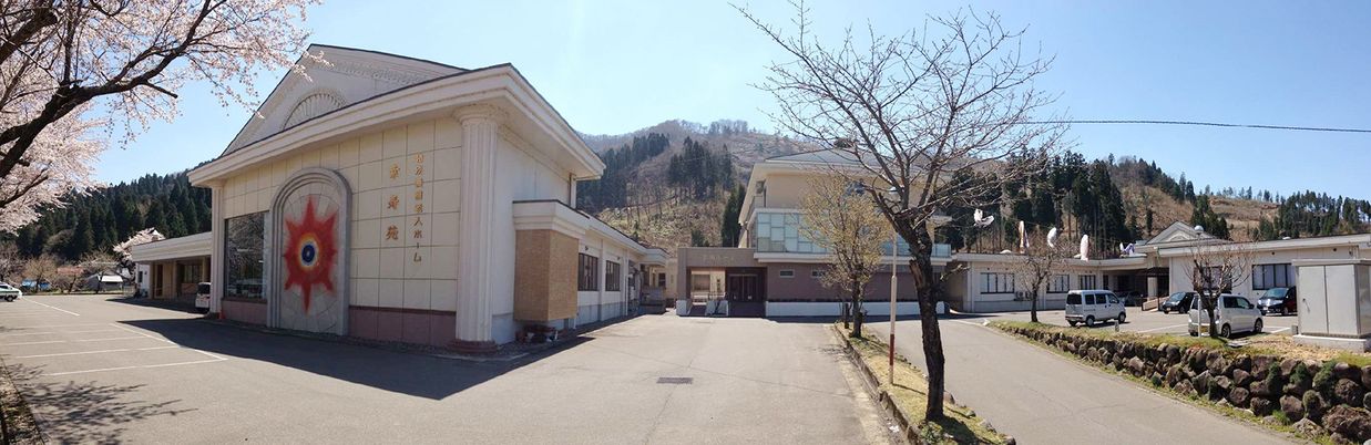 美しい自然に囲まれた建物外観