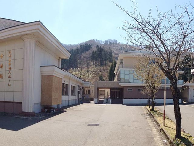美しい自然に囲まれた建物外観 外観 自然豊かな環境にある施設の外観です。静かな立地で働きやすい環境が整っています。