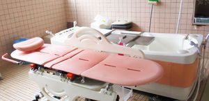 介護用浴槽の浴室