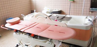 介護用浴槽の浴室