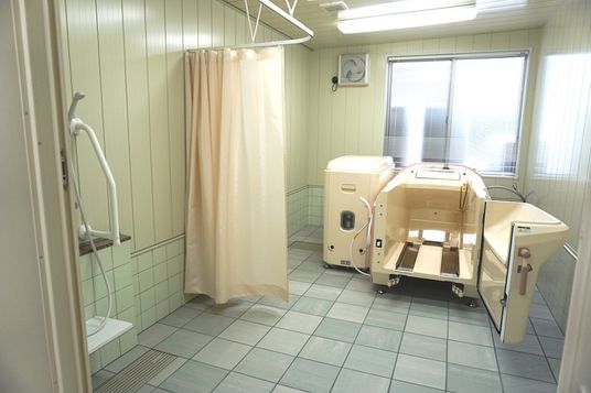ゆったり設備の浴室  