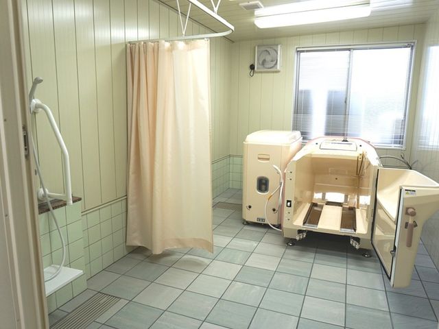 ゆったり設備の浴室 浴室   自然光が差し込む広めの洗い場を備え、利用者が安心して入浴できる環境です。