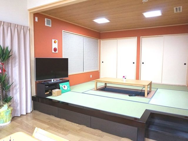 畳の和室スペース 和室 畳敷きの広々とした和室です。落ち着いた色合いで、リラックスしながらくつろげます。