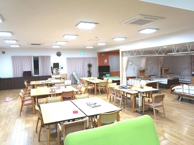 広々とした食堂 食堂 自然光がたっぷり入る明るい空間で、多くの座席が配置されています。仕事をしながらリラックスできる環境が整っています。