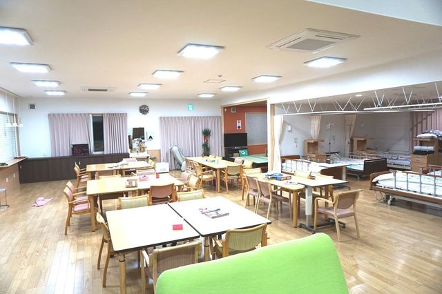 広々とした食堂 食堂 自然光がたっぷり入る明るい空間で、多くの座席が配置されています。仕事をしながらリラックスできる環境が整っています。