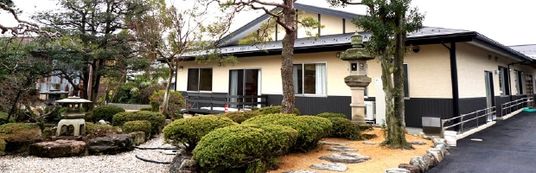 静かな庭の外観