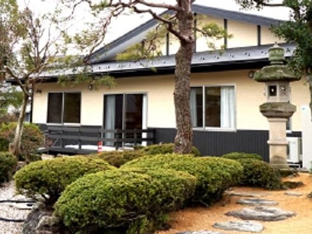 静かな庭の外観 外観 落ち着いた雰囲気の庭がある建物です。安心感を与える自然が広がります。