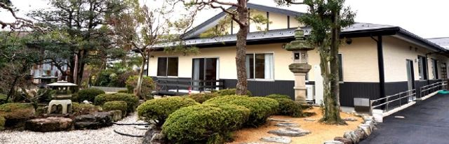 静かな庭の外観 外観 落ち着いた雰囲気の庭がある建物です。安心感を与える自然が広がります。