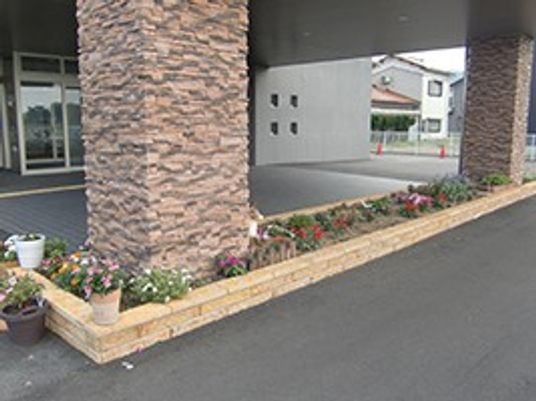 花壇のあるエントランス  