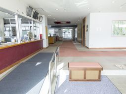 広々とした明るいロビー