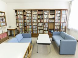 本棚とソファのある空間