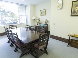 木目調テーブルのある部屋