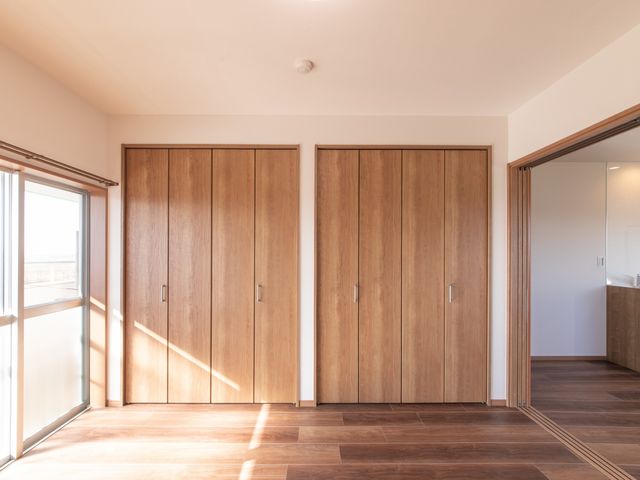 日差しが入る居室 居室 自然光が差し込む広々とした空間です。木目調の扉が落ち着いた雰囲気を作り出しています。
