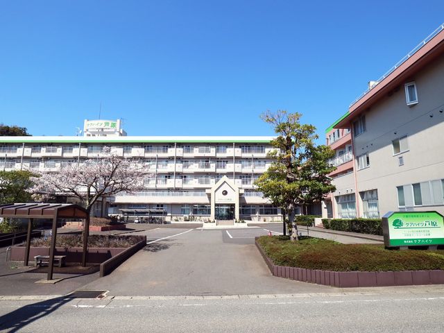 建物外観 外観 広々とした敷地に佇む施設の建物です。緑が多く、開放的な雰囲気を感じられます。