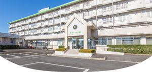 明るく広い施設のエントランス
