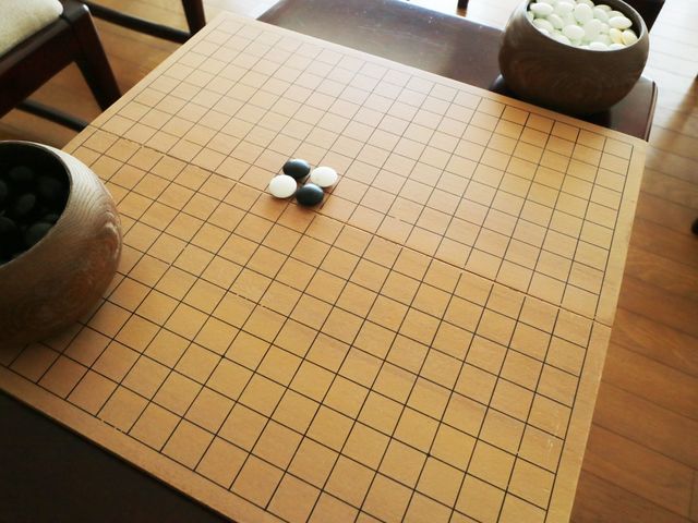 囲碁盤がある居室 居室 木の温もりを感じる囲碁盤が置かれている居室です。リラックスした環境で、趣味を楽しむことができます。