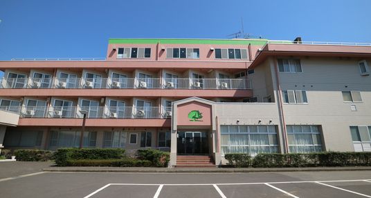 開放的な建物外観