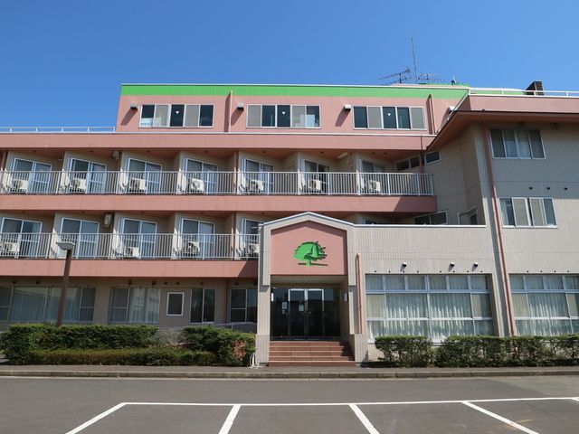 開放的な建物外観 外観 緑豊かな環境に囲まれた、居心地の良い安らぎの場を提供する建物です。