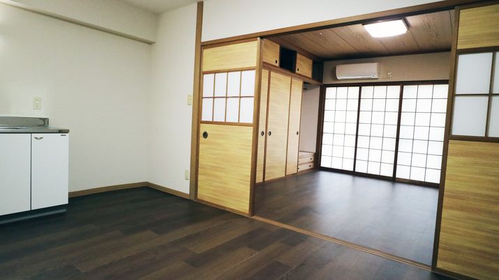 和室とフローリングの居室  