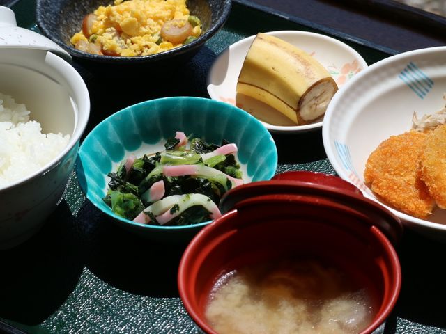 彩り豊かな食事 食堂 提供される食事は栄養バランスが考慮され、季節の素材を活かしたメニューです。