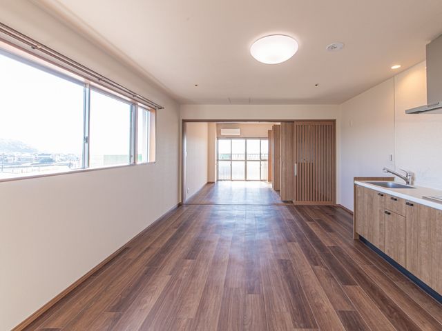 自然光が入る部屋 内観 明るい自然光が入る開放的な空間です。床は木目調で、落ち着いた雰囲気を感じます。