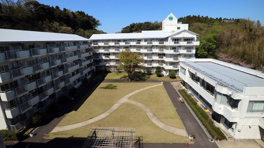 広々とした庭付きの建物